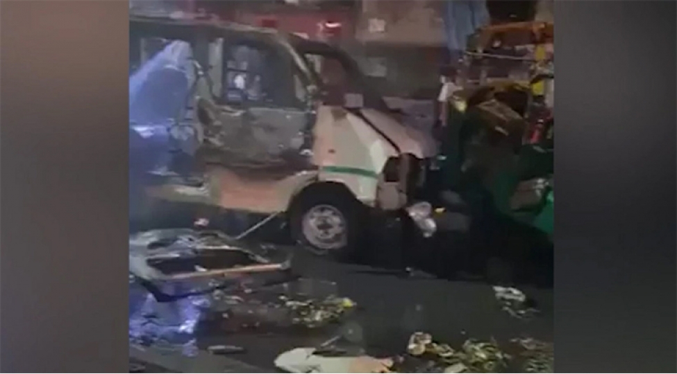 dehlide-avtomobilde-partlayish-neticesinde-8-nefer-helak-olub-24-nefer-yaralanib