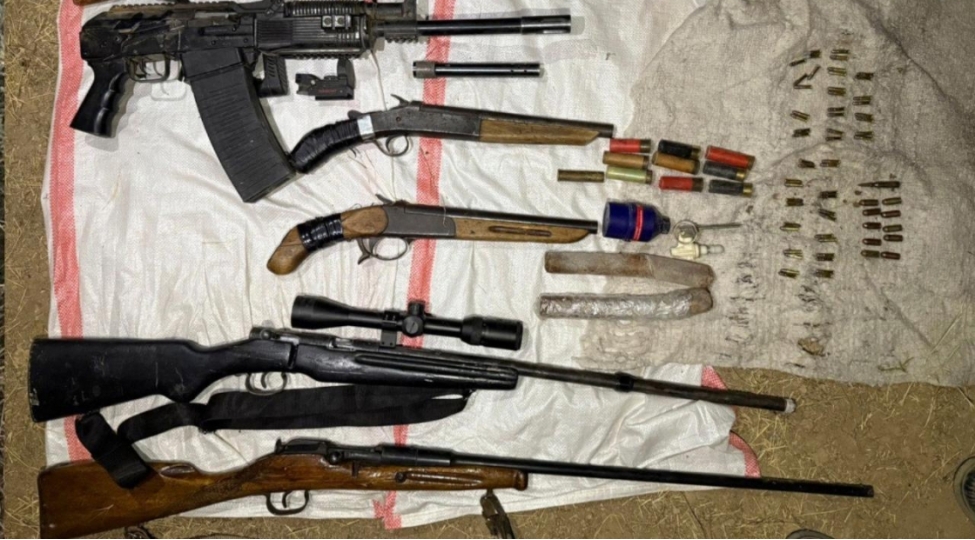 qazaxistanda-choxlu-sayda-silah-sursat-musadire-olunub