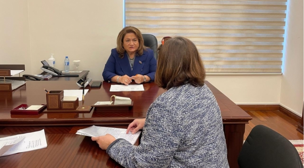 hicran-huseynova-milli-meclisde-vetendash-qebulu-kechirib