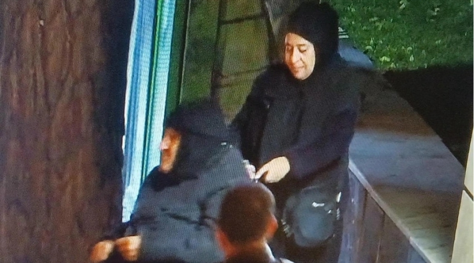 elilliyi-olan-shexsi-dilenchiliye-sovq-eden-qadin-saxlanilib