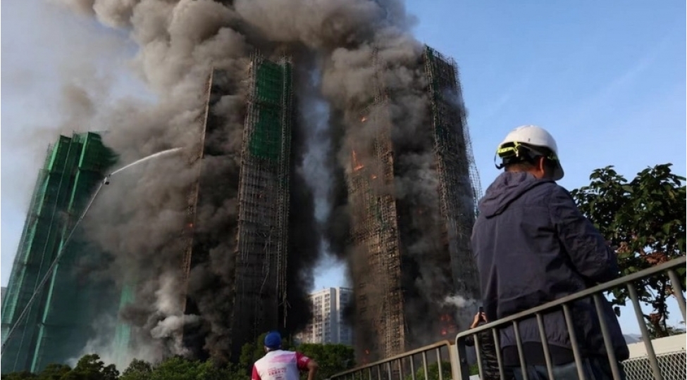 honq-konqda-bash-veren-yanginda-olenlerin-sayi-83-e-chatib