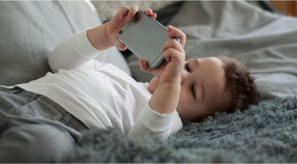 azyashlilarda-texnologiya-asililigi-sessiz-irelileyen-psixoloji-problem