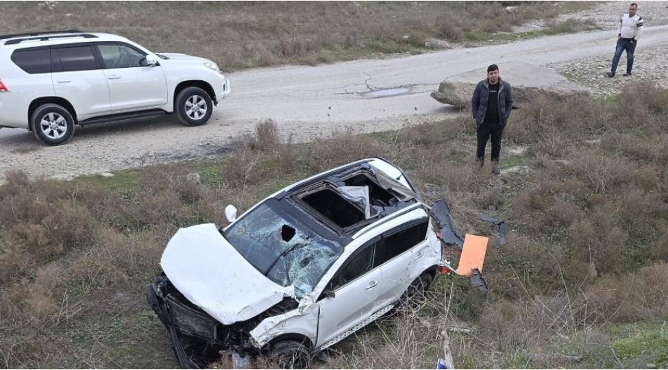 siyezende-minik-avtomobili-ashib-yaralananlar-var