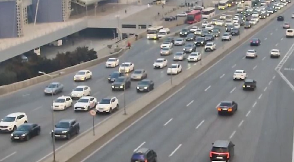 bakinin-bir-sira-yollarinda-neqliyyatin-sixligi-mushahide-edilir-10