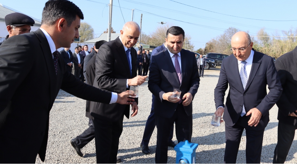 saatlinin-mollavazli-ve-beyler-kendleri-ichmeli-su-ile-temin-olunub-foto