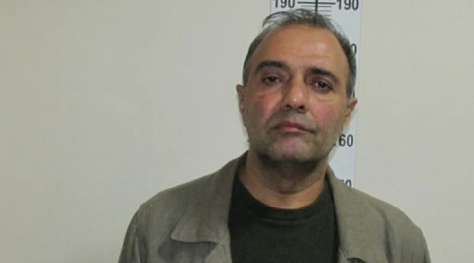 insanlari-ishe-duzeltmek-adi-ile-onlarin-pulunu-ele-kechiren-shexsi-saxlanilib