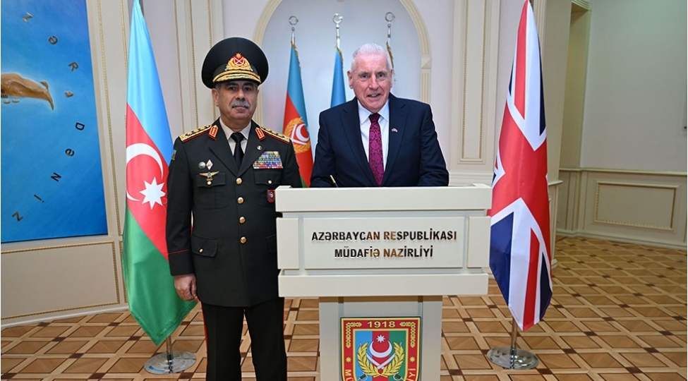 azerbaycan-ve-boyuk-britaniya-arasinda-herbi-emekdashliq-meseleleri-muzakire-edilib