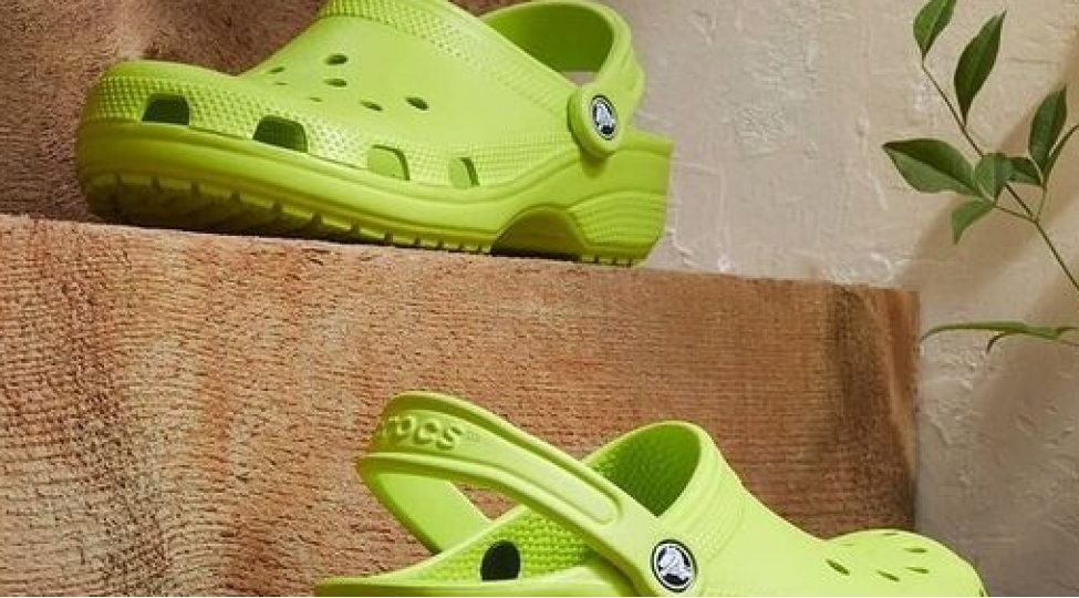 restorana-rezin-bashmaq-geyinerek-daxil-olmaq-istedi-cerimelendi