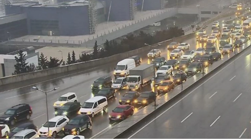 bakinin-bu-yollarinda-neqliyyatin-sixligi-yaranib