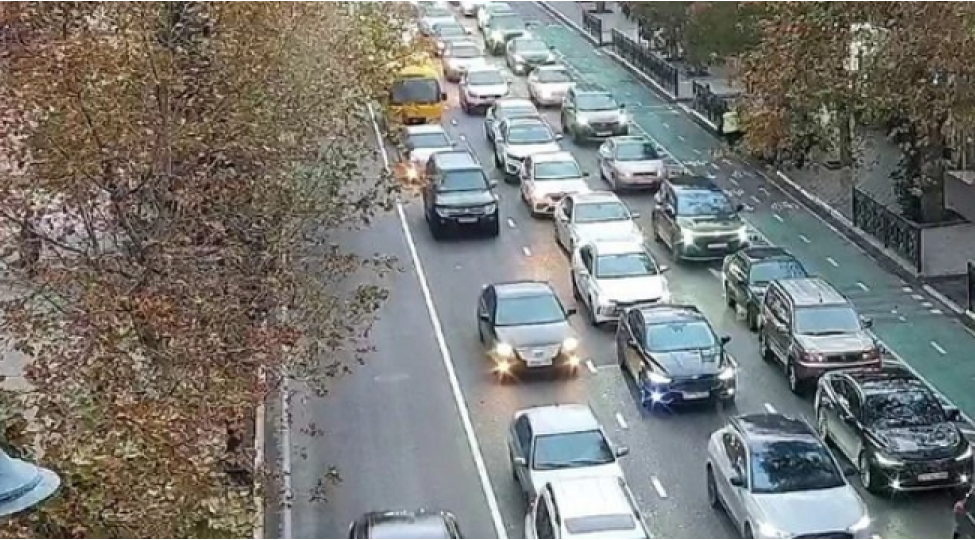 bu-yollarda-neqliyyatin-sixligi-yaranib-2