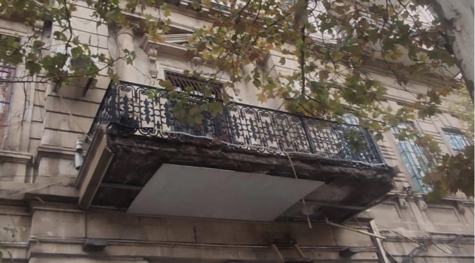 bakida-memarliq-abidesi-olan-binadaki-eyvan-tebii-tesirlerden-uchub