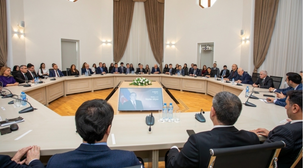 energetika-nazirliyinde-ulu-onderin-xatiresine-hesr-olunmush-anim-tedbiri-kechirilib