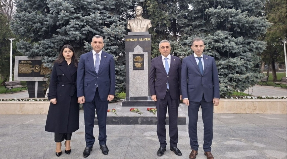 vekiller-kollegiyasinin-rehberliyi-ruminiyada-ulu-onderin-abidesini-ziyaret-edib