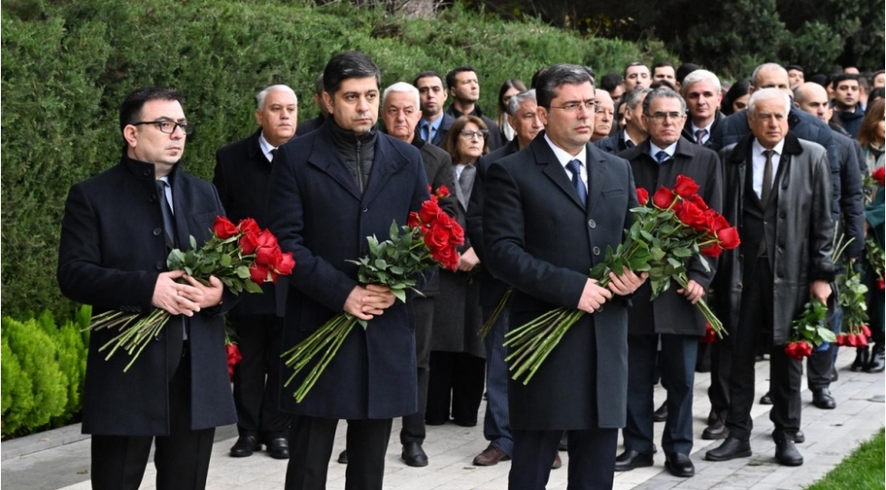 medianin-inkishafi-agentliyinin-audiovizual-shuranin-ve-azertac-in-kollektivleri-umummilli-liderin-mezarini-ziyaret-edibler