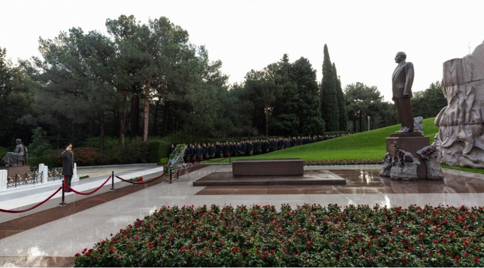 din-rehberliyi-heyder-eliyevin-mezarini-ziyaret-edib-fotovideo