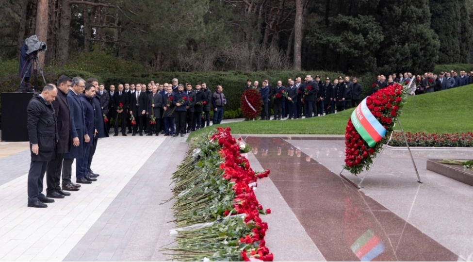 azergold-qsc-ve-toreme-shirketlerinin-kollektivi-umummilli-lider-heyder-eliyevin-mezarini-ziyaret-edib