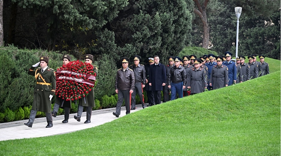 mudafie-nazirliyinin-rehberliyi-ulu-onderin-mezarini-ziyaret-edib