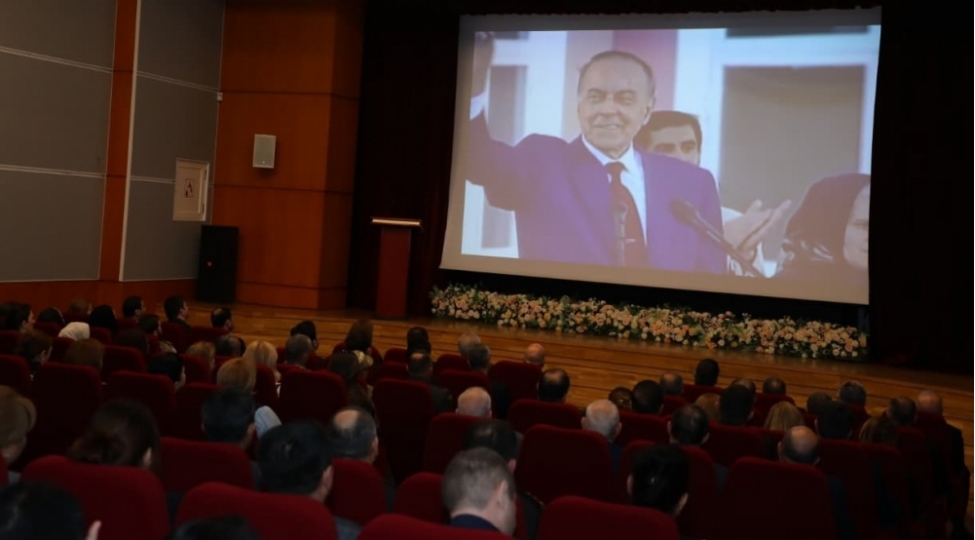 nizami-rayonunda-ulu-onder-heyder-eliyevin-anim-gunune-hesr-olunmush-tedbir-kechirilib-foto