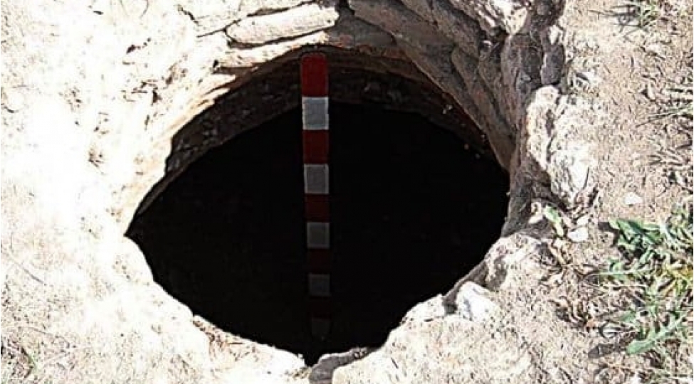 beyleqanda-4-yashli-ushaq-kanalizasiya-quyusuna-dusherek-olub