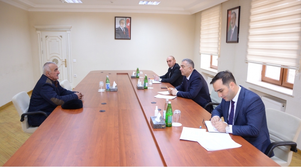 elchin-zeynalov-shekide-vetendashlari-qebul-edib-teserrufatlara-bash-chekib