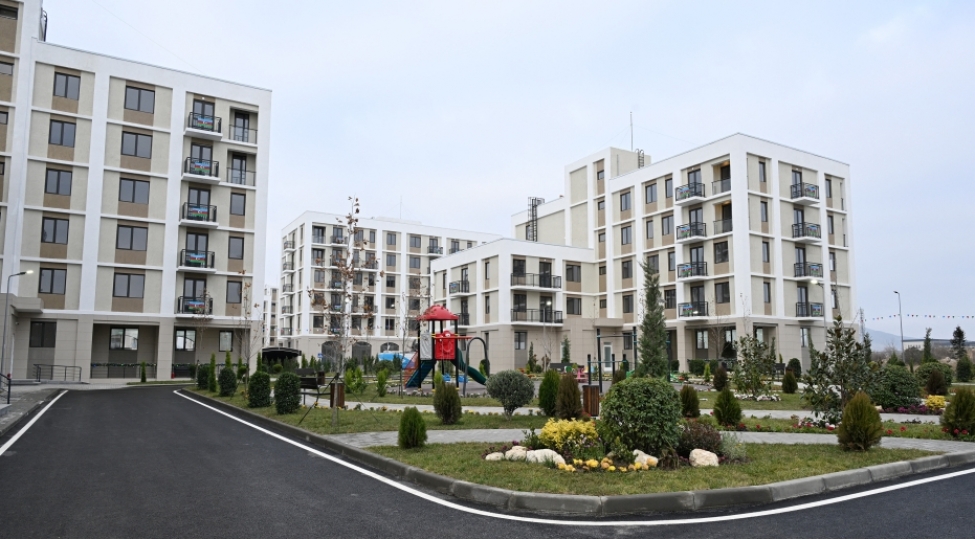 bu-merhelede-agdam-sheherine-83-aile-308-nefer-kochurulub