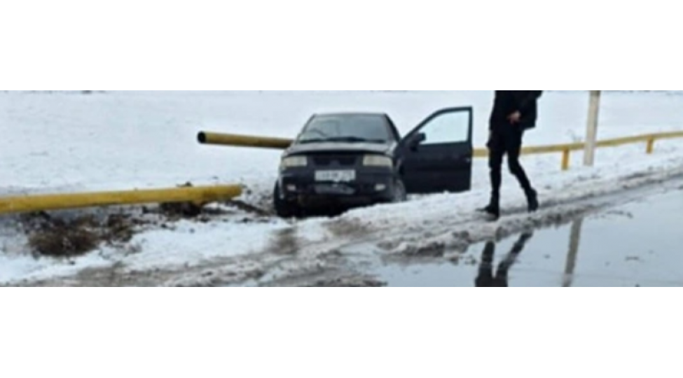 sherurda-avtomobilin-qaz-xettine-chirpilmasi-neticesinde-xett-yararsiz-hala-dushub