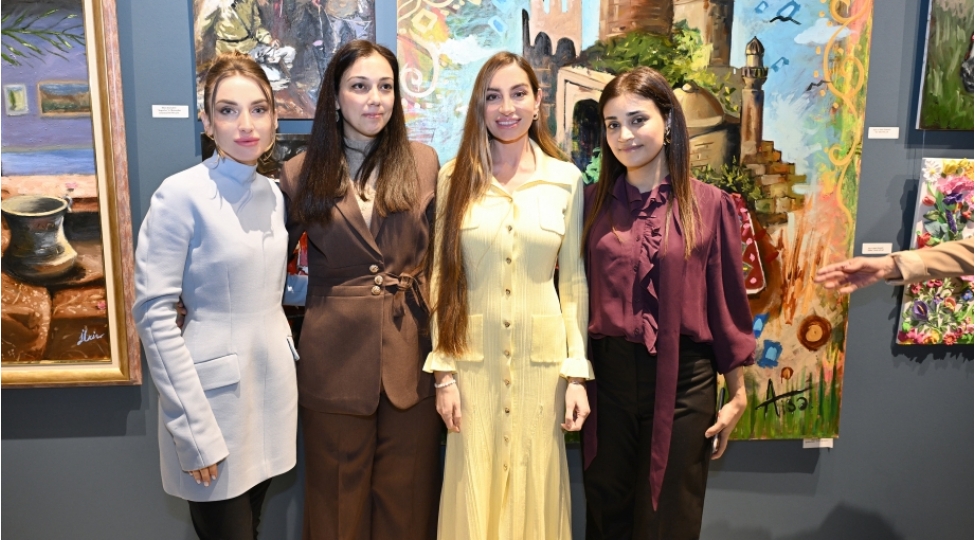 arzu-eliyeva-ve-alena-eliyeva-renglerde-yashanan-10-il-movzusunda-kechirilen-sergide-ishtirak-edibler