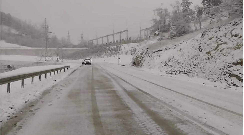 shushada-yollar-buz-baglayib-komeksiz-veziyyetde-qalanlar-xilas-edilib