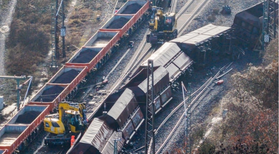 yuk-qatarinin-qezaya-ugramasi-demir-yolu-neqliyyatinda-ciddi-chetinlikler-yaradib