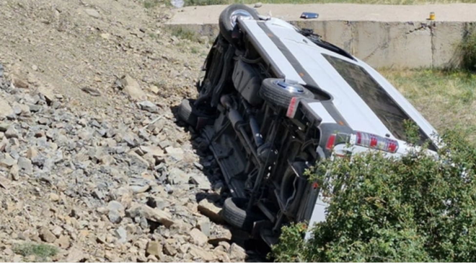 lerikde-mikroavtobus-dereye-ashib