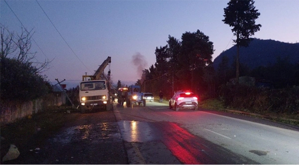 astarada-toya-geden-mikroavtobus-ashib-olenler-ve-yaralilar-var