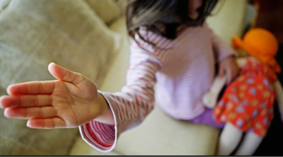 narkotike-gore-tutulmushdu-5-yashli-qizina-qarshi-exlaqsiz-videolari-uze-chixdi