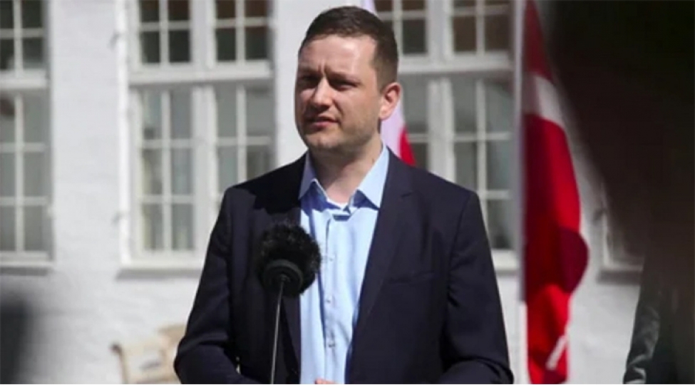 qrenlandiyanin-bash-naziri-absh-renglerinde-ada-xeritesi-hormetsizliyi-gosterir