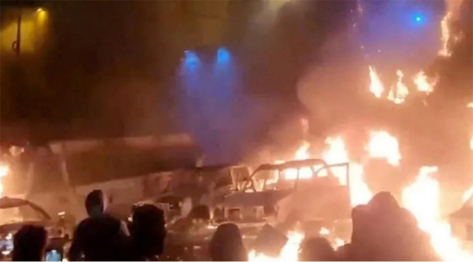 meshhedde-etirazchilar-15-avtobusu-yandiriblar