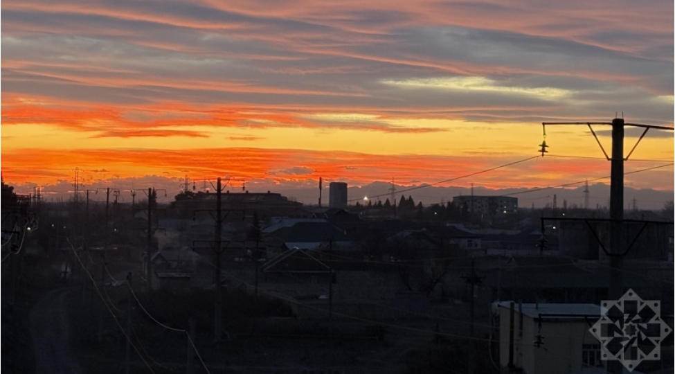 imishlide-qurub-chagi-semada-gorunen-qarishiq-rengler-xosh-menzere-yaradib