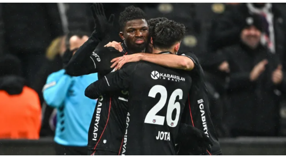 beshiktash-son-deqiqe-qolu-ile-qelebe-qazanib