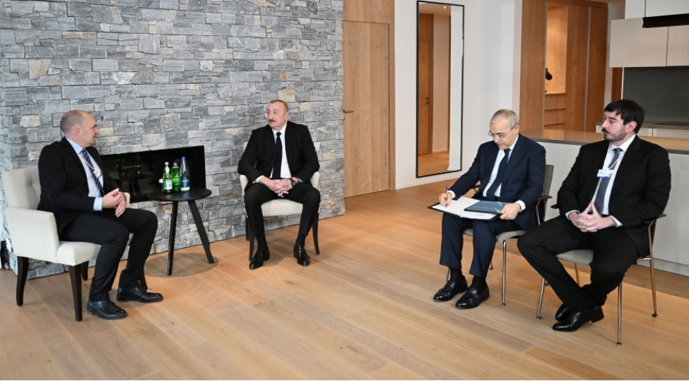prezident-ilham-eliyev-davosda-vestas-wind-systems-shirketinin-bash-vitse-prezidenti-ile-gorushub