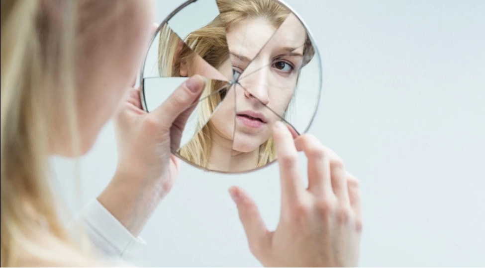 ozune-yadlashmanin-psixoloji-adi-dismorfobiya