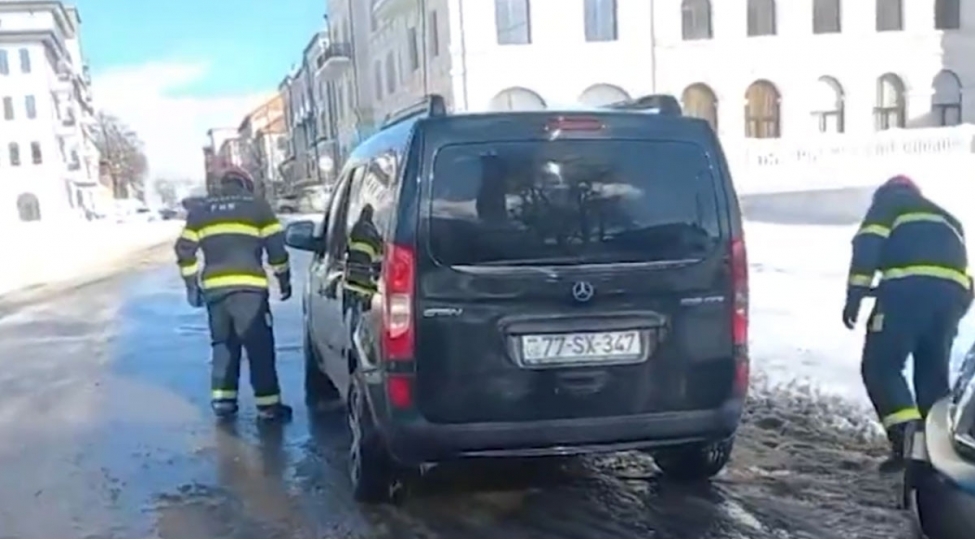 shusha-xankendi-ve-xocavendde-buz-baglayan-yollarda-komeksiz-qalanlara-yardim-edilib