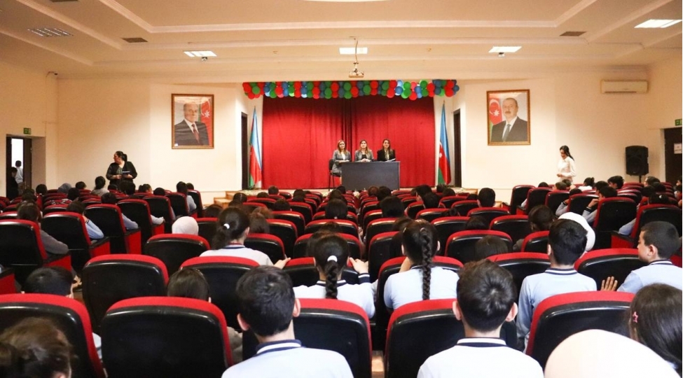 mekteblerde-mubahiselerin-hellinde-mediasiyanin-roluna-dair-gorushler-kechirilib