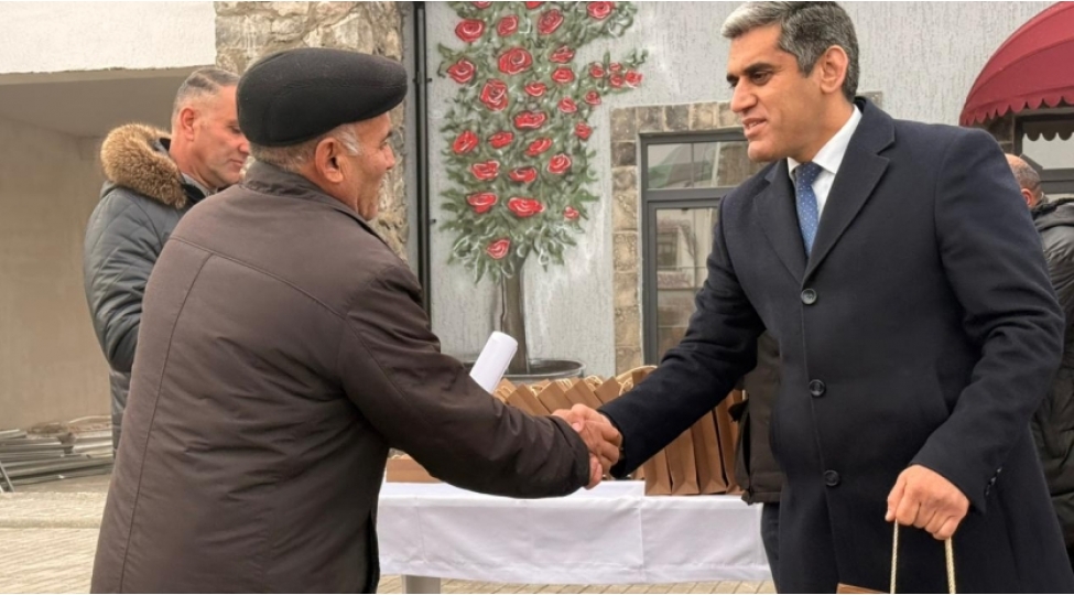 memmedbeyli-kendinde-daha-26-aileye-evlerinin-acharlari-teqdim-olunub