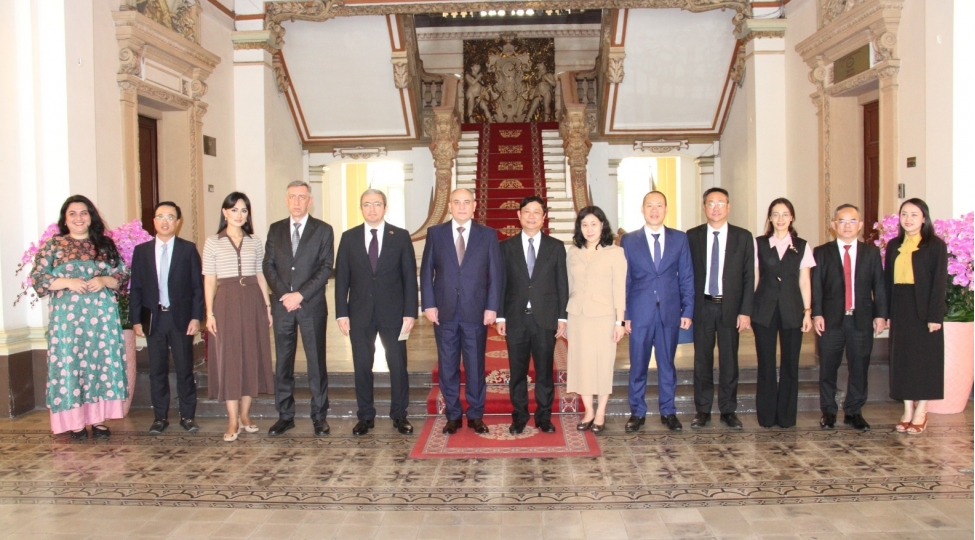 dovlet-statistika-komitesinin-numayende-heyetinin-vyetnama-seferi-basha-chatib-foto