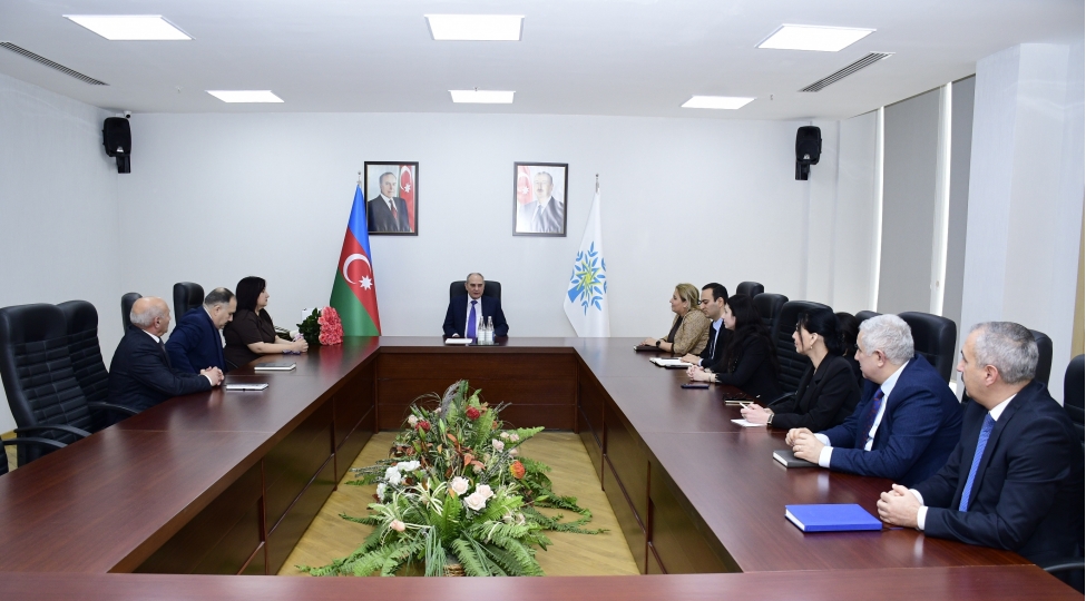 yap-merkezi-aparatinda-partiyanin-idare-heyetinin-uzvu-pervin-kerimzadenin-50-illik-yubileyi-munasibetile-gorush-kechirilib-foto