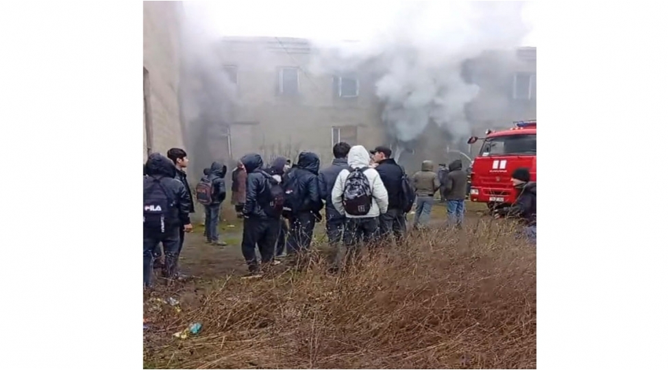 masallida-mektebde-yangin-bash-verib-shagird-ve-muellimler-texliye-olunub