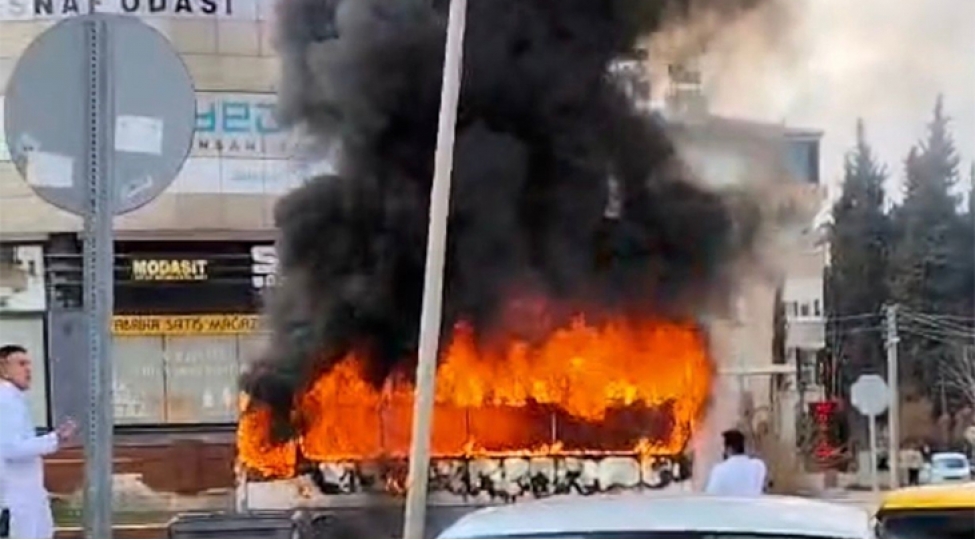 turkiyede-hereketde-olan-sernishin-avtobusu-yanib-video