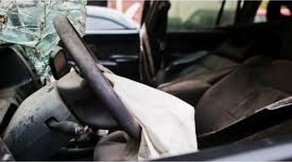 shemkirde-ichinde-herbchiler-olan-avtomobil-agaca-chirpilib-olen-ve-xesaret-alanlar-var