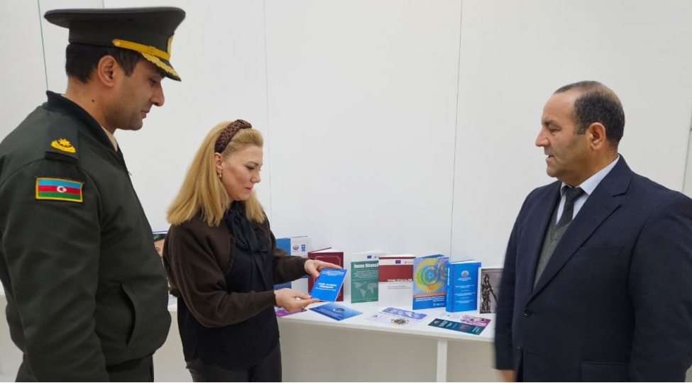 30-adda-kitab-hediyye-olunub