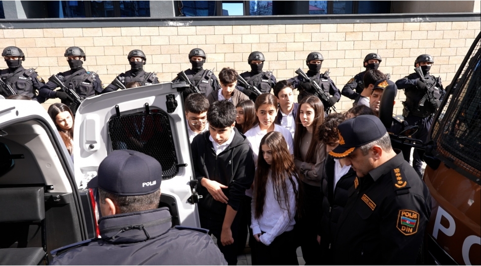 nesimi-rayonunda-mektebliler-polisin-xidmeti-ile-yaxindan-tanish-olublar-video