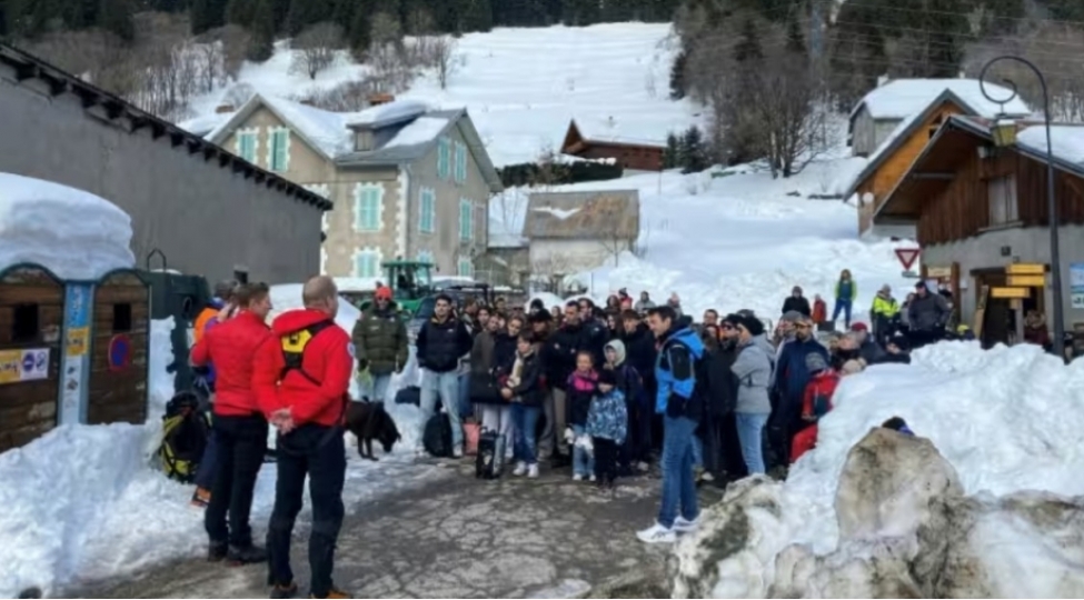 fransada-qar-uchqununa-gore-63-nefer-helikopterle-texliye-edilib