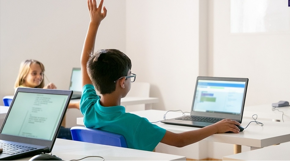 azerbaycanda-2900-den-chox-mektebde-genishzolaqli-internetden-istifade-edilir